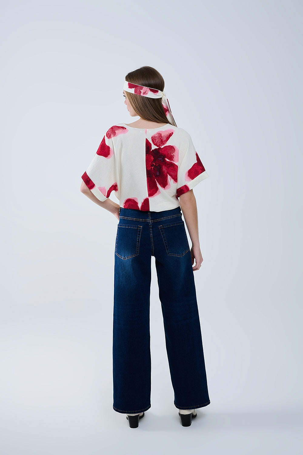 Cropped Beige Blouse With Tropical Floral Print in Red Tied At The Waist