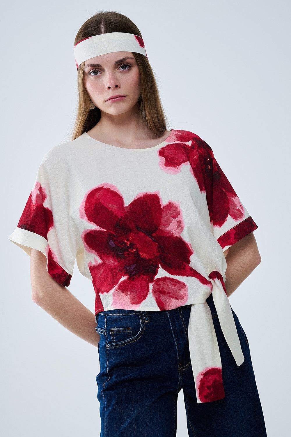 Cropped Beige Blouse With Tropical Floral Print in Red Tied At The Waist