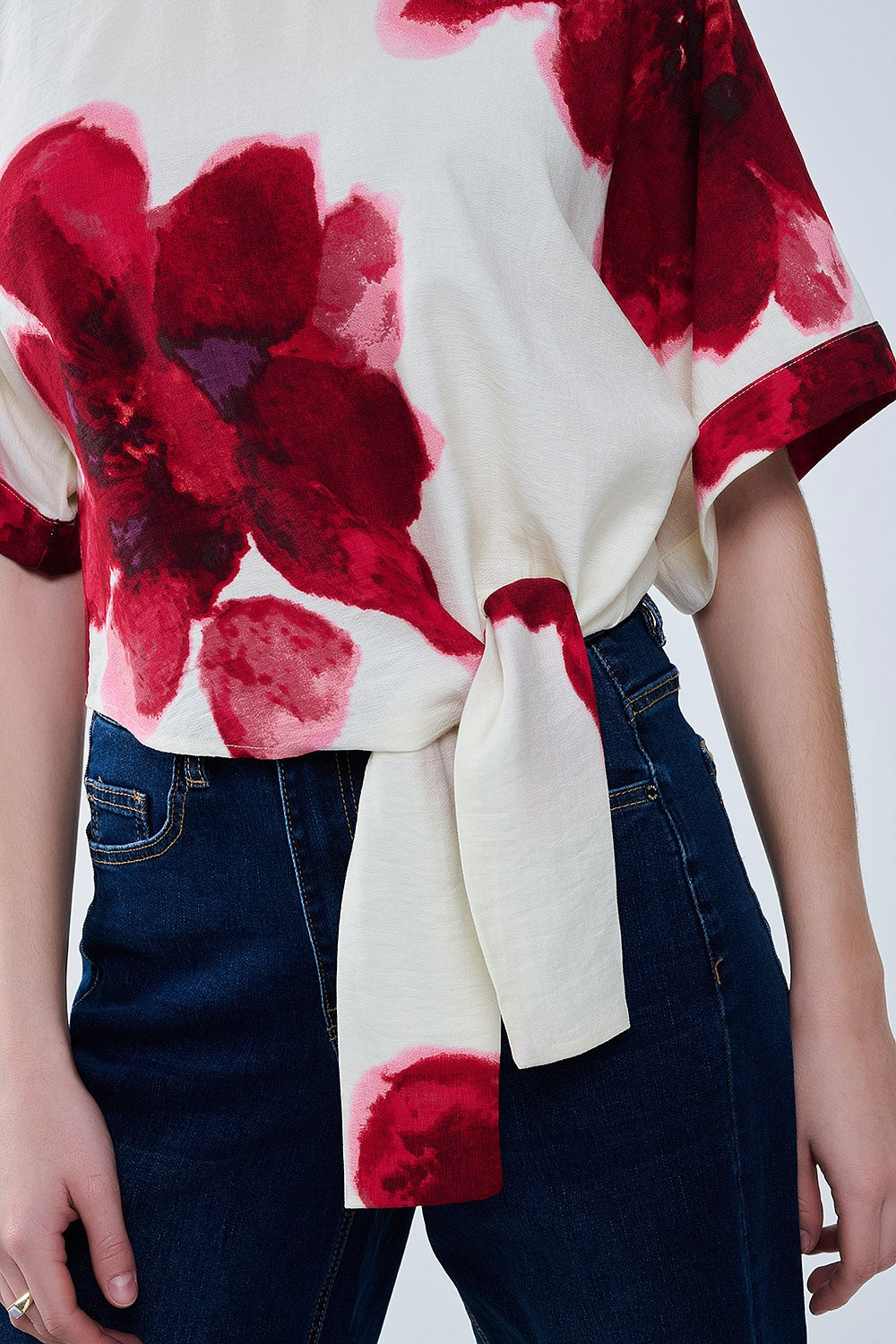 Cropped Beige Blouse With Tropical Floral Print in Red Tied At The Waist