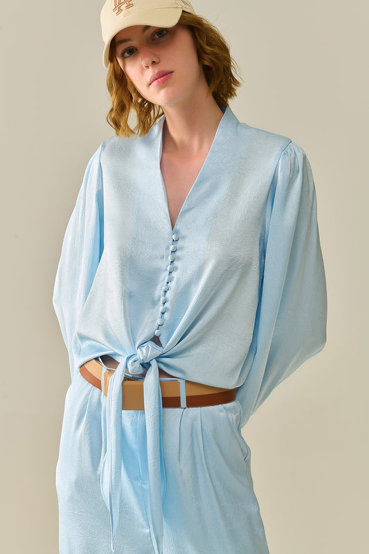Cropped buttoned Shirt In Blue Featuring knot