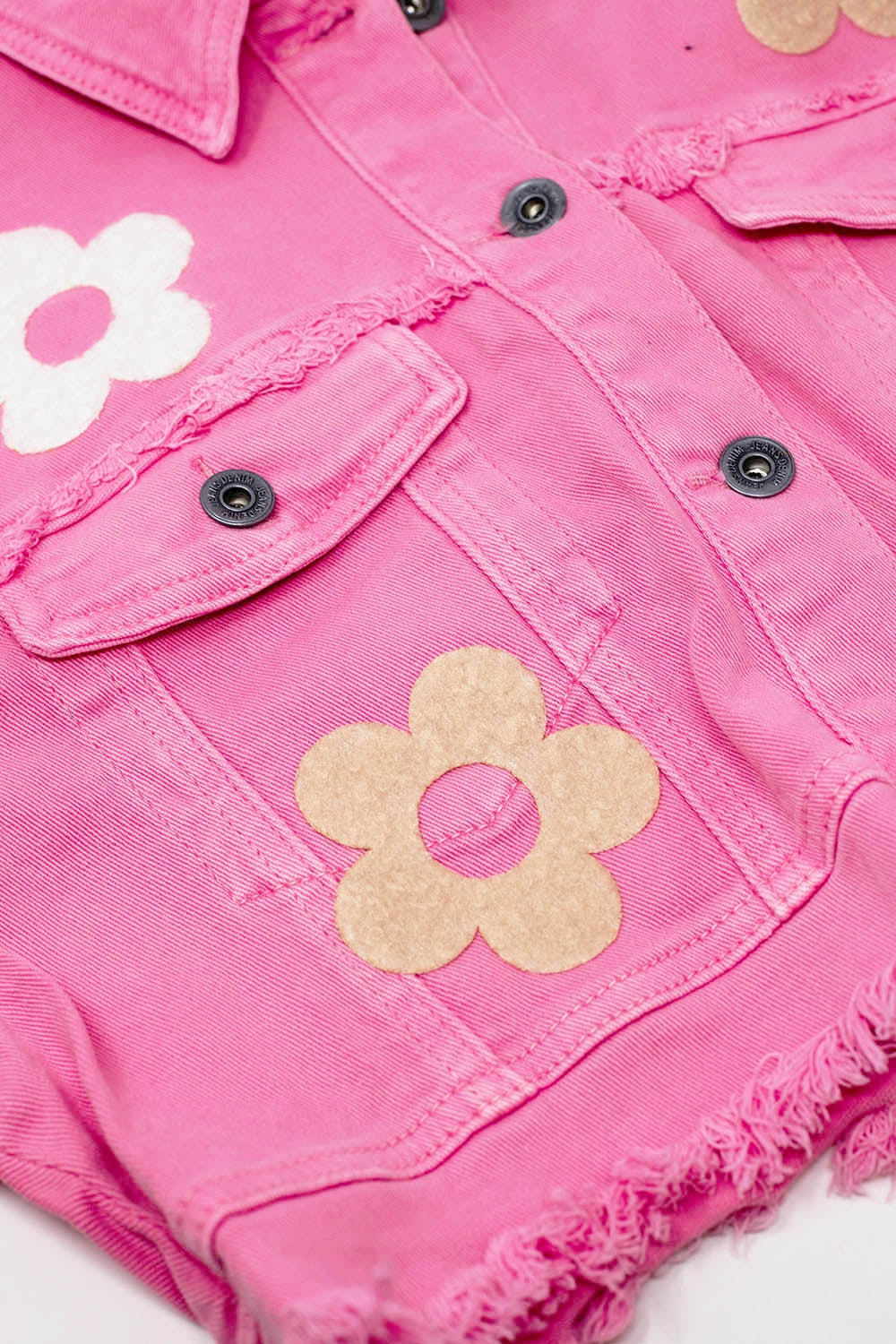 Chaqueta corta con bolsillos en el pecho y detalles de flores en color rosa