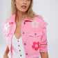 Chaqueta corta con bolsillos en el pecho y detalles de flores en color rosa