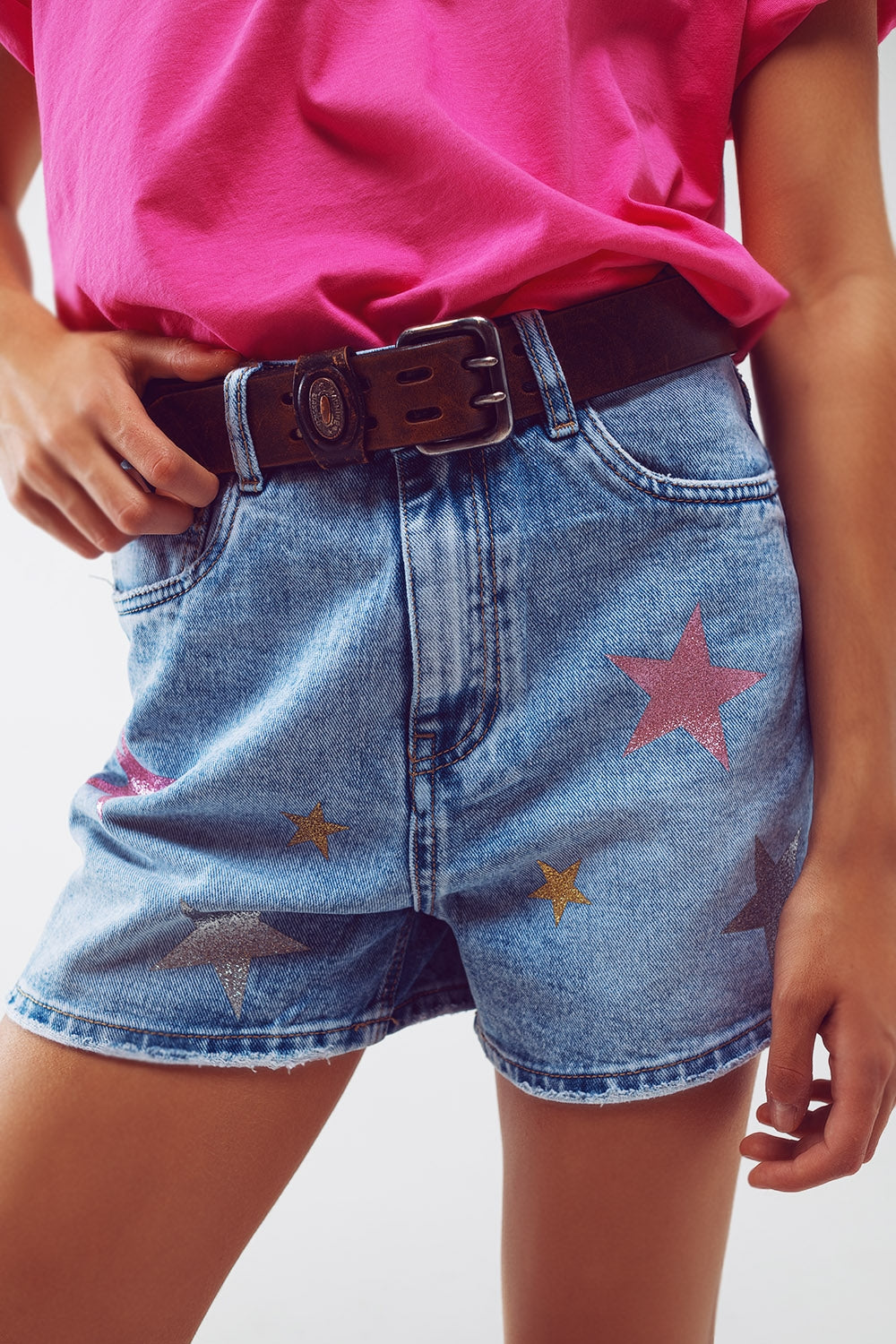 Shorts de mezclilla con estrellas laminadas en lavado claro