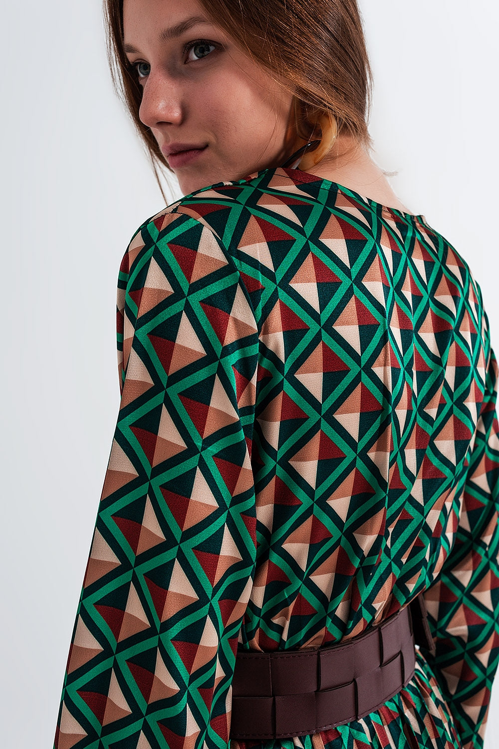 Vestido midi cruzado con lazo en estampado geométrico de mosaico verde