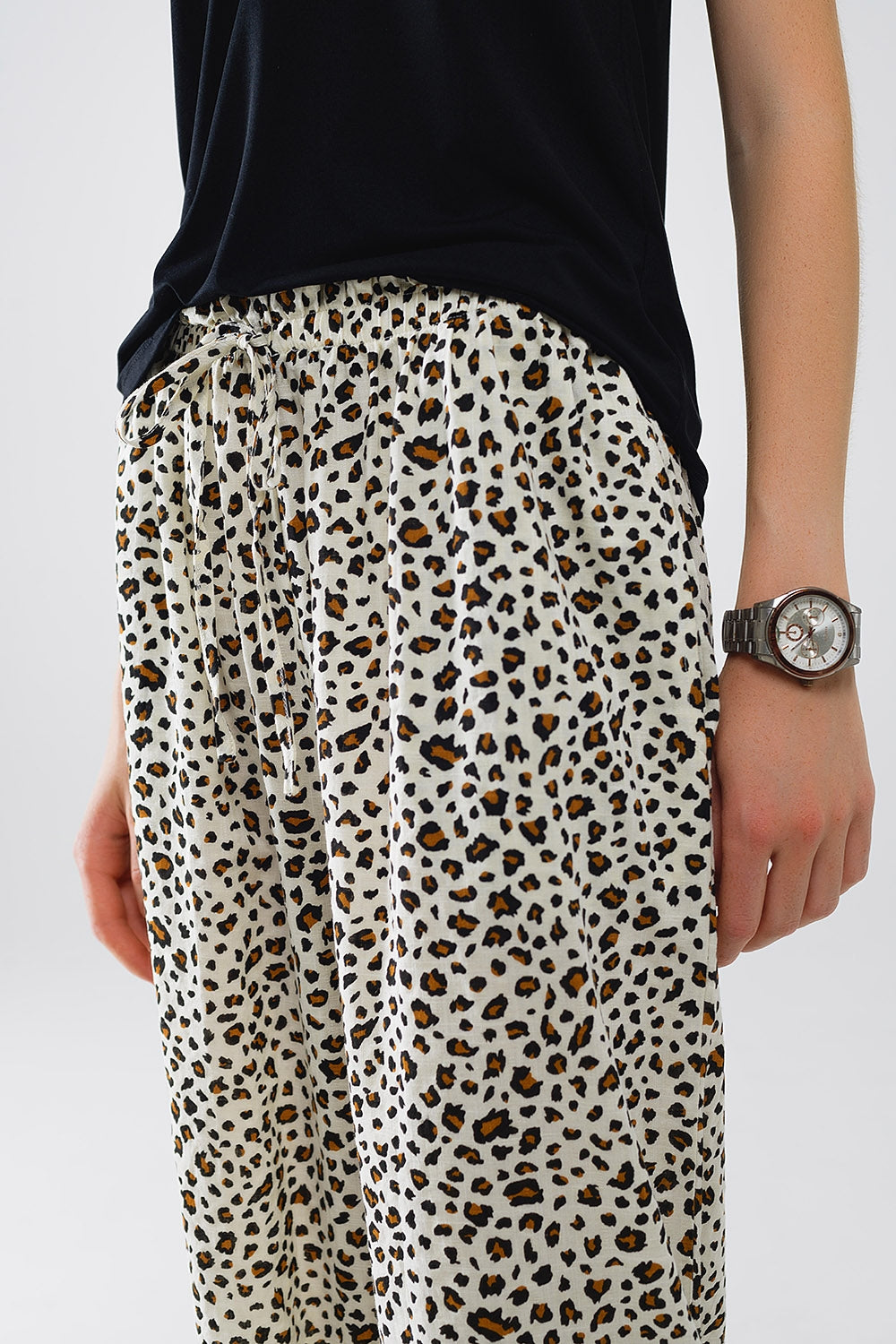 Pantalones rectos con cintura elástica y estampado de leopardo