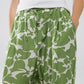 Pantalones anchos con cintura elástica y estampado floral verde