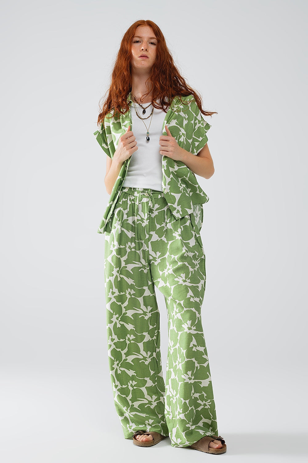 Pantalones anchos con cintura elástica y estampado floral verde