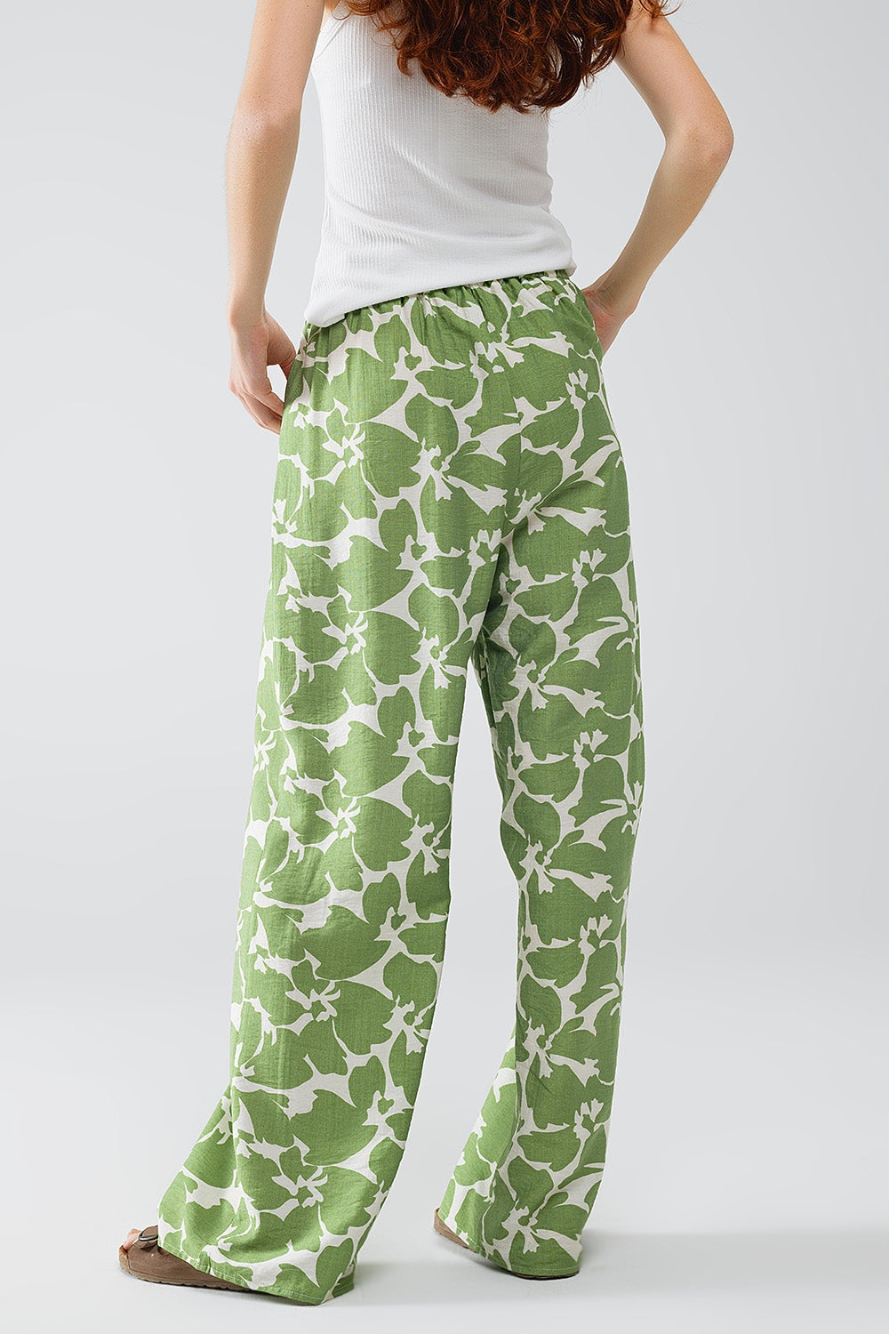 Pantalones anchos con cintura elástica y estampado floral verde