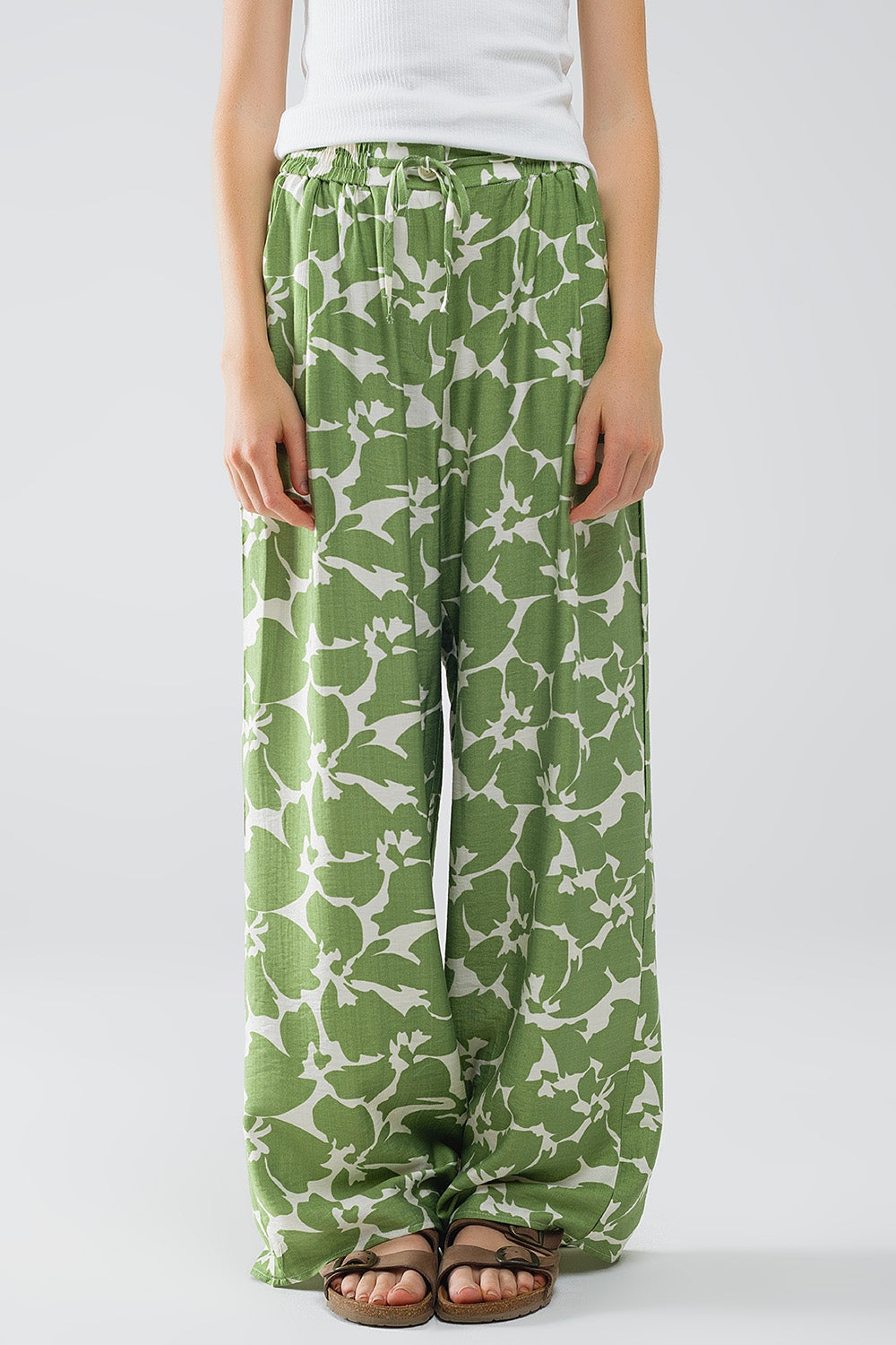 Pantalones anchos con cintura elástica y estampado floral verde