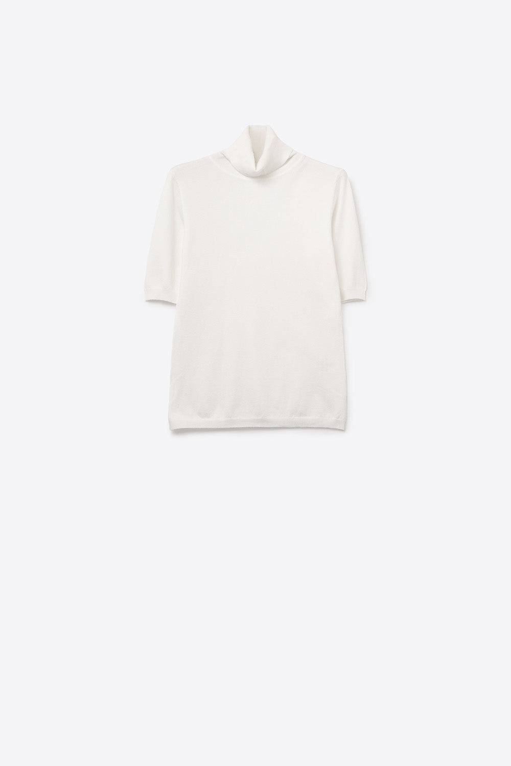 Q2 Fine knit sweater in white with a high neck and elbow-length sleeves