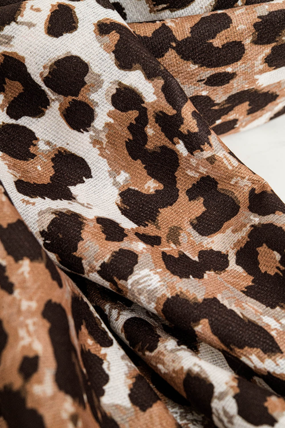 Fine woven scarf with leopard print in brown