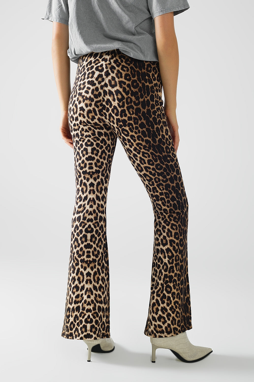 Leggings de spandex acampanados con estampado de leopardo