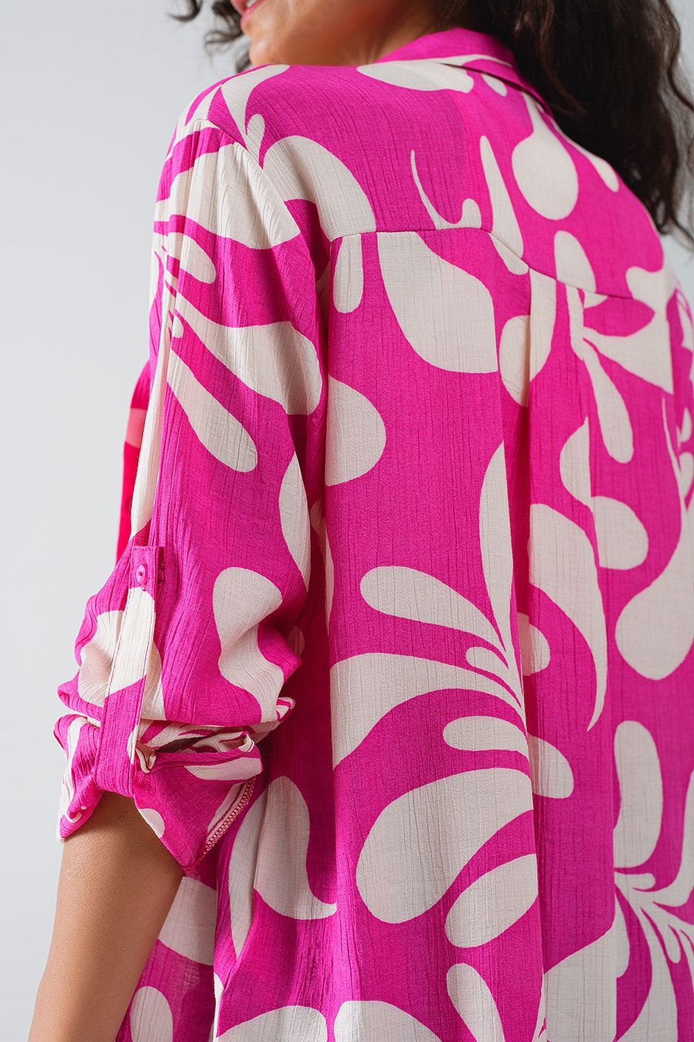 Blusa con cuello polo y estampado floral en color fucsia