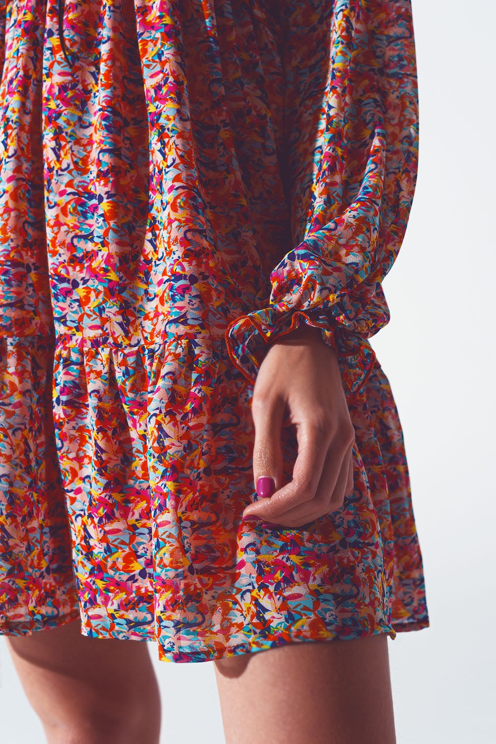 MINI VESTIDO FLORES CON CUELLO EN PICO EN MULTICOLOR