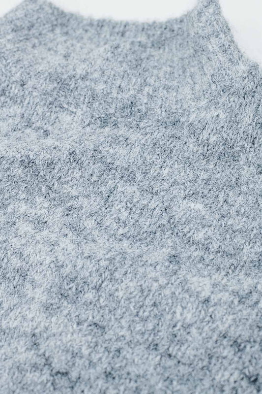 Suéter gris mullido con cuello alto y mangas abullonadas