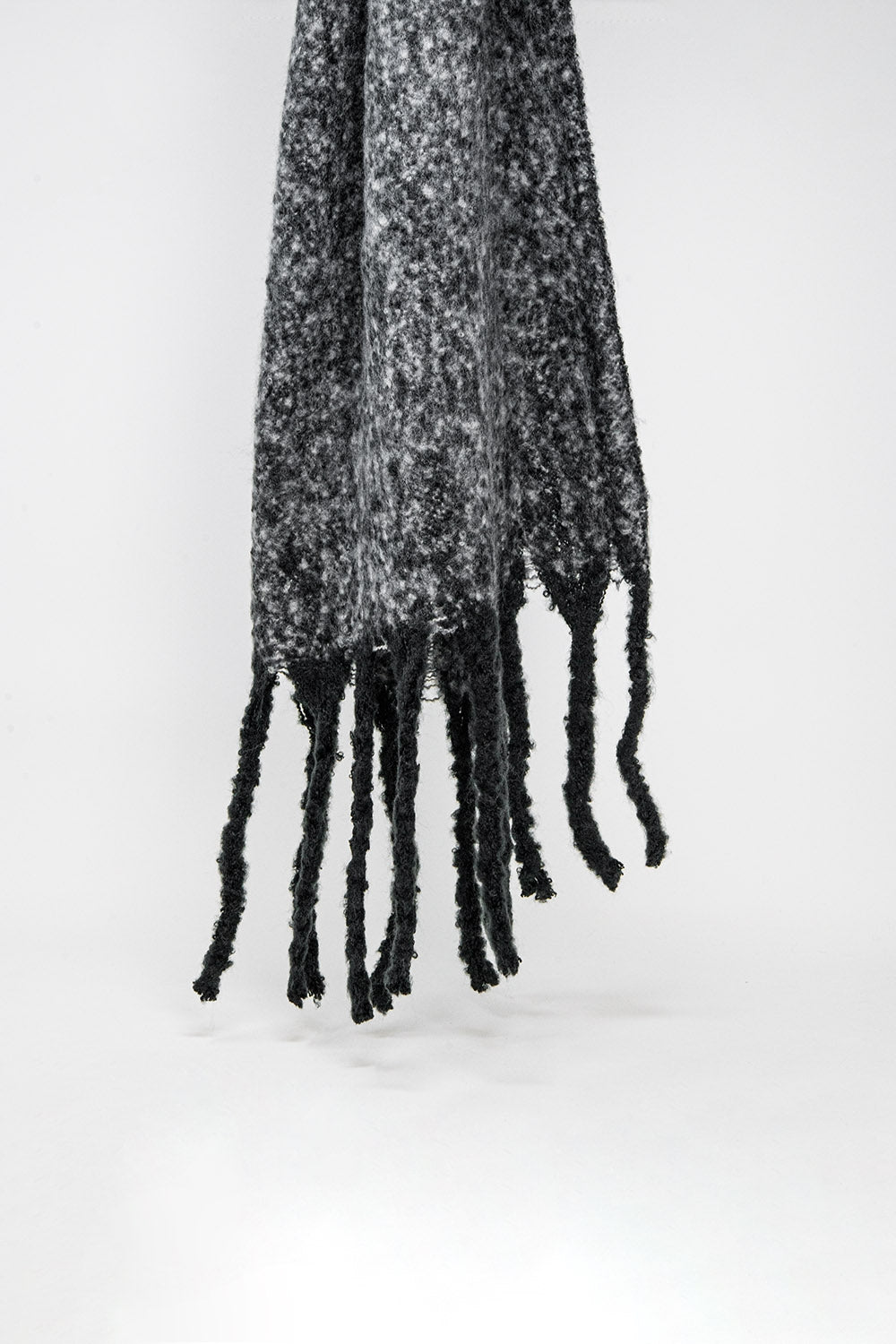 Q2 Fluffy tassel scarf in black