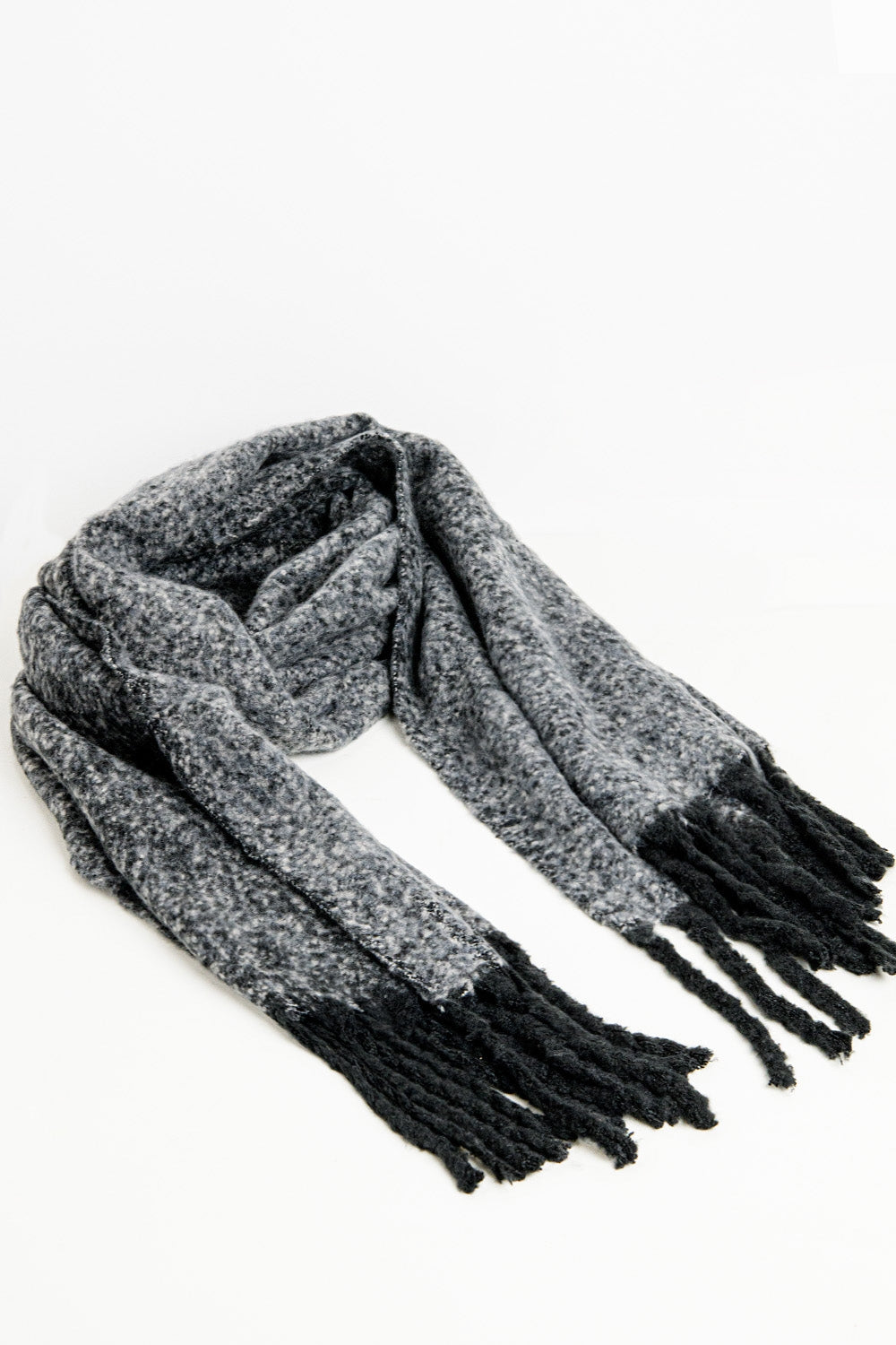 Fluffy tassel scarf in black