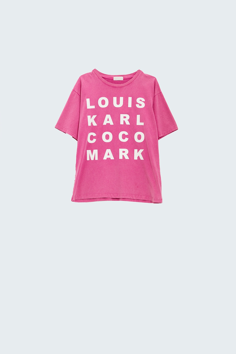 Camiseta Fucsia Con Logos De Nombres Famosos En La Parte Delantera