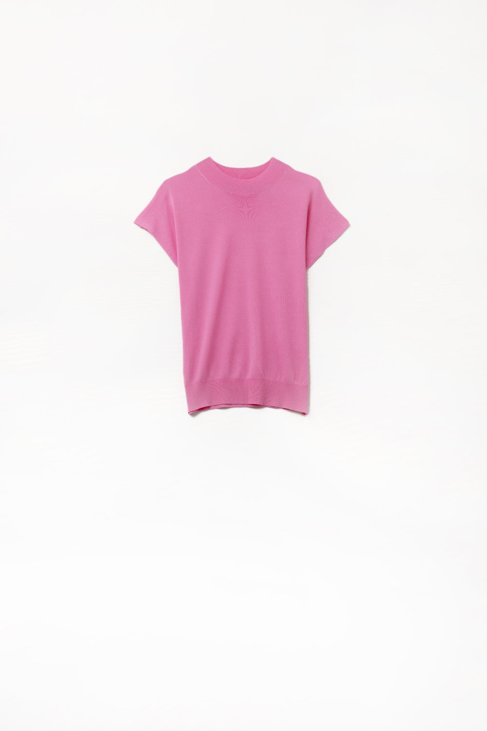 Q2 Fucshia turtleneck sweater with fitted short sleeves