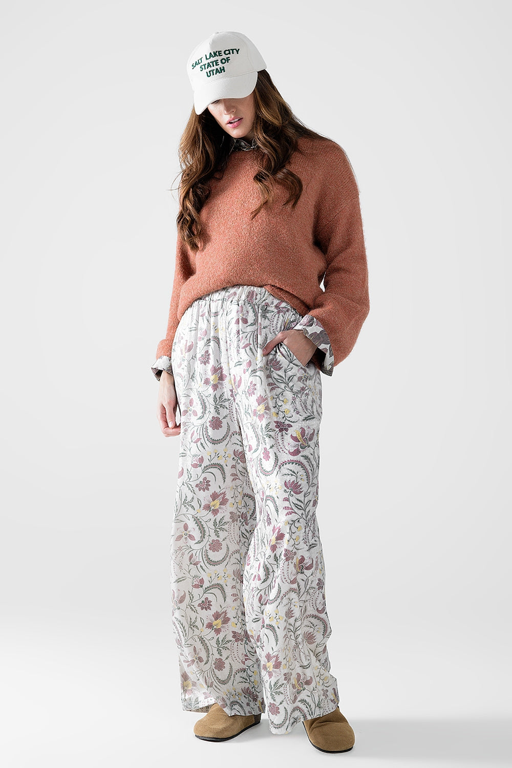 Pantalones de satén con estampado de flores grises