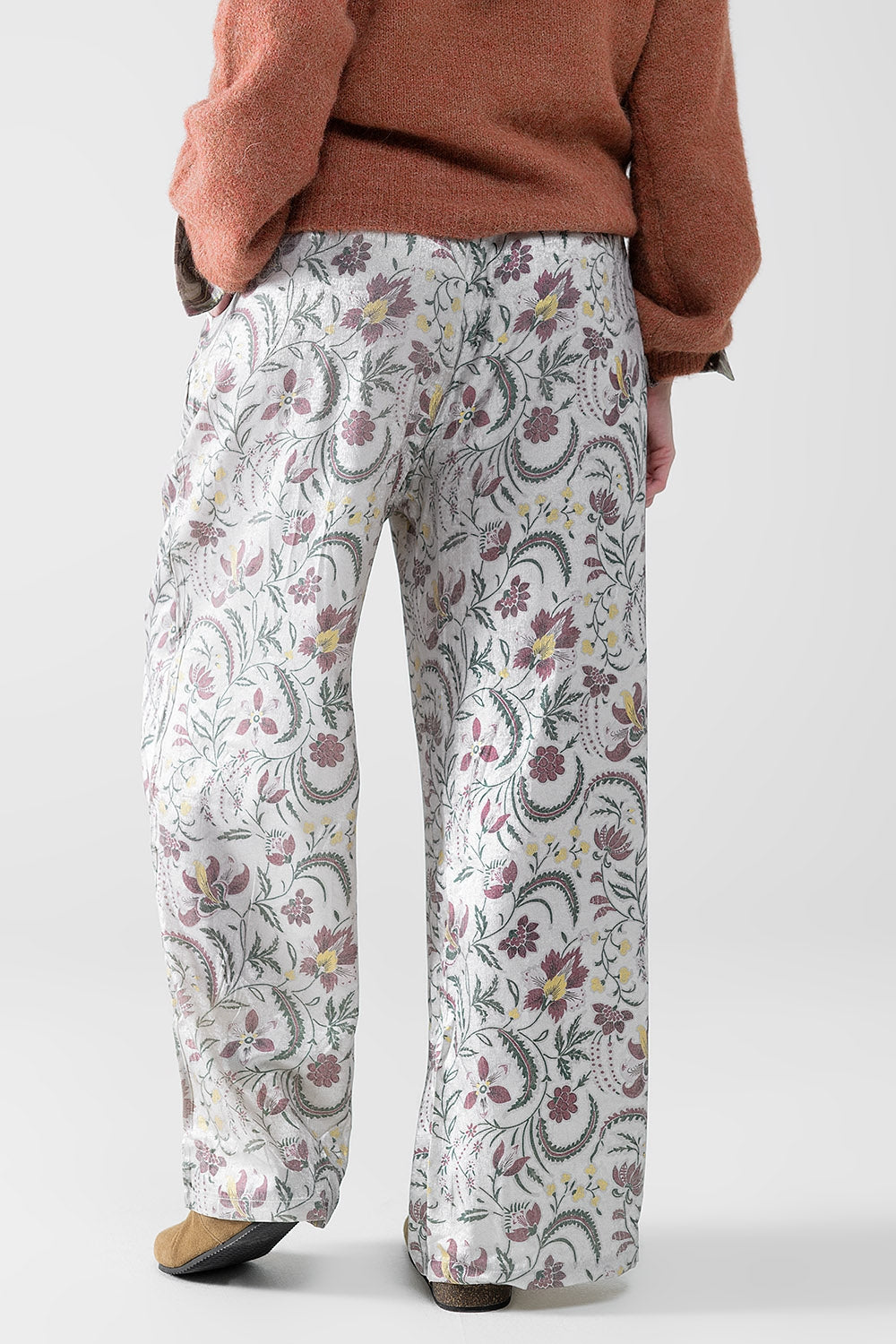 Pantalones de satén con estampado de flores grises