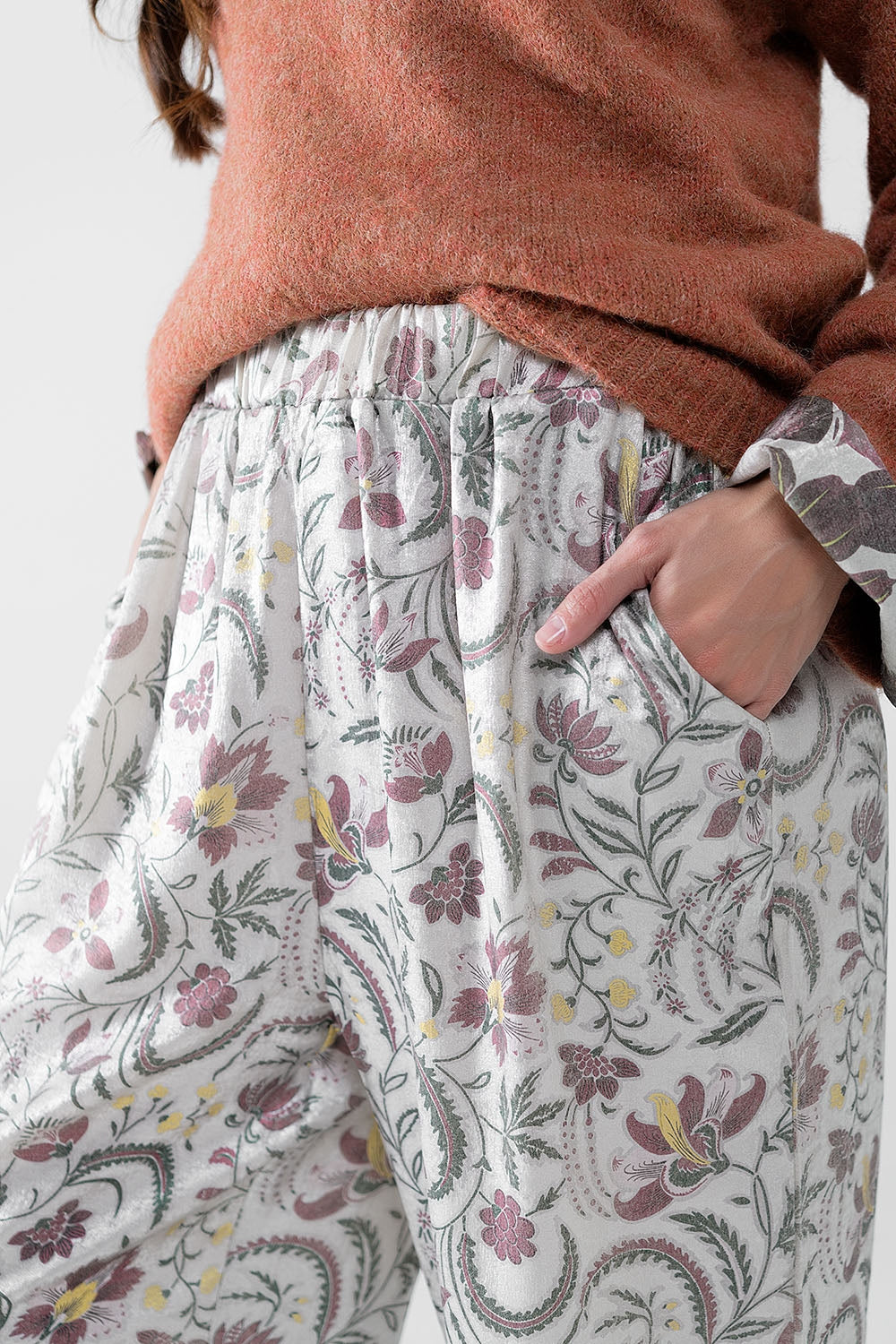 Pantalones de satén con estampado de flores grises