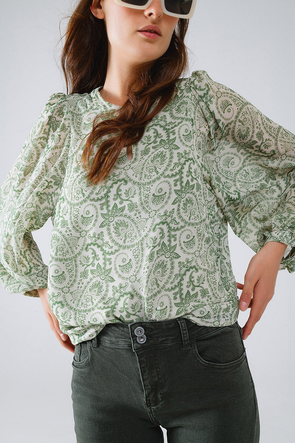 Blusa de gasa verde con estampado floral y manga larga tipo globo