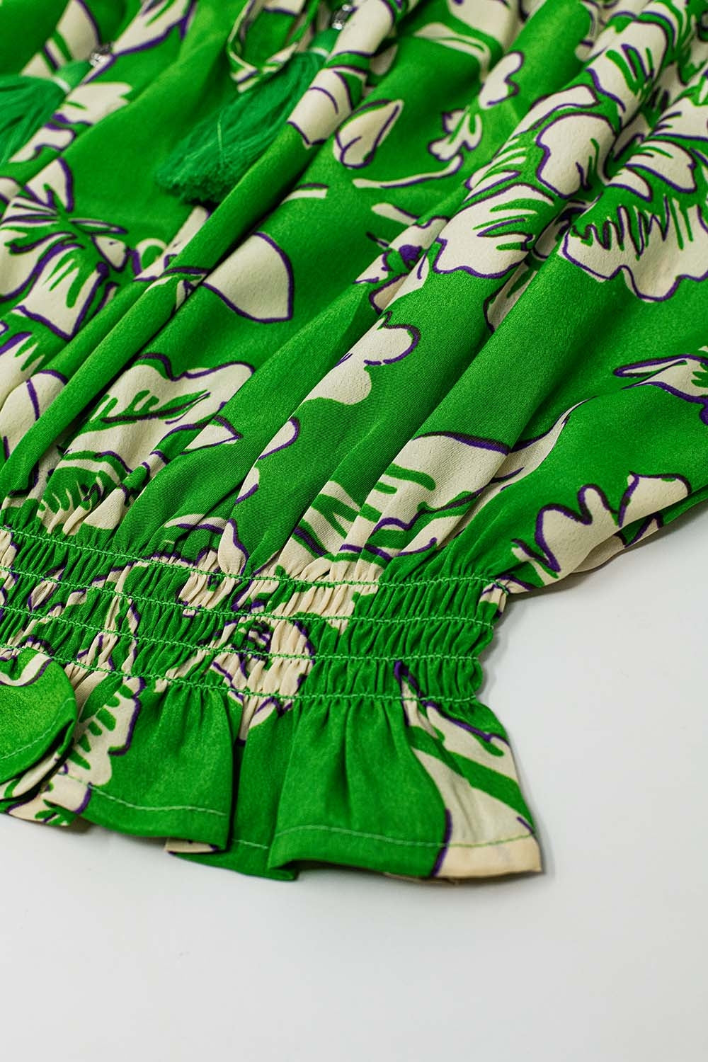 Top verde con hombros descubiertos y cintura elástica con estampado floral