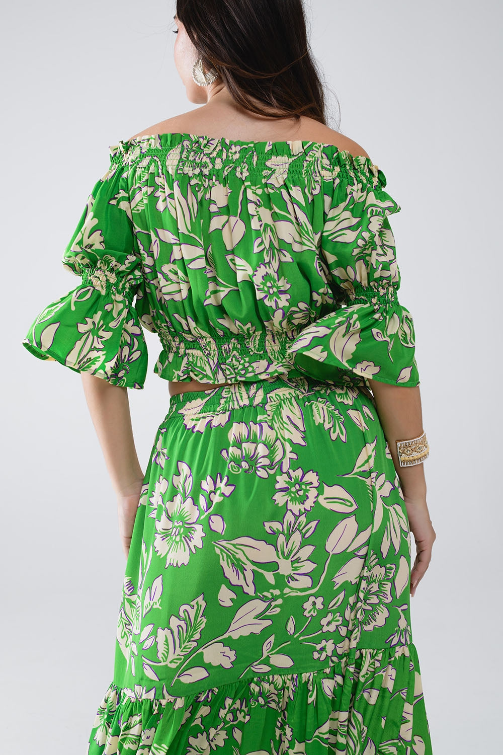 Top verde con hombros descubiertos y cintura elástica con estampado floral