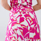 Vestido midi con cuello halter y cintura ceñida en estampado abstracto fucsia y blanco