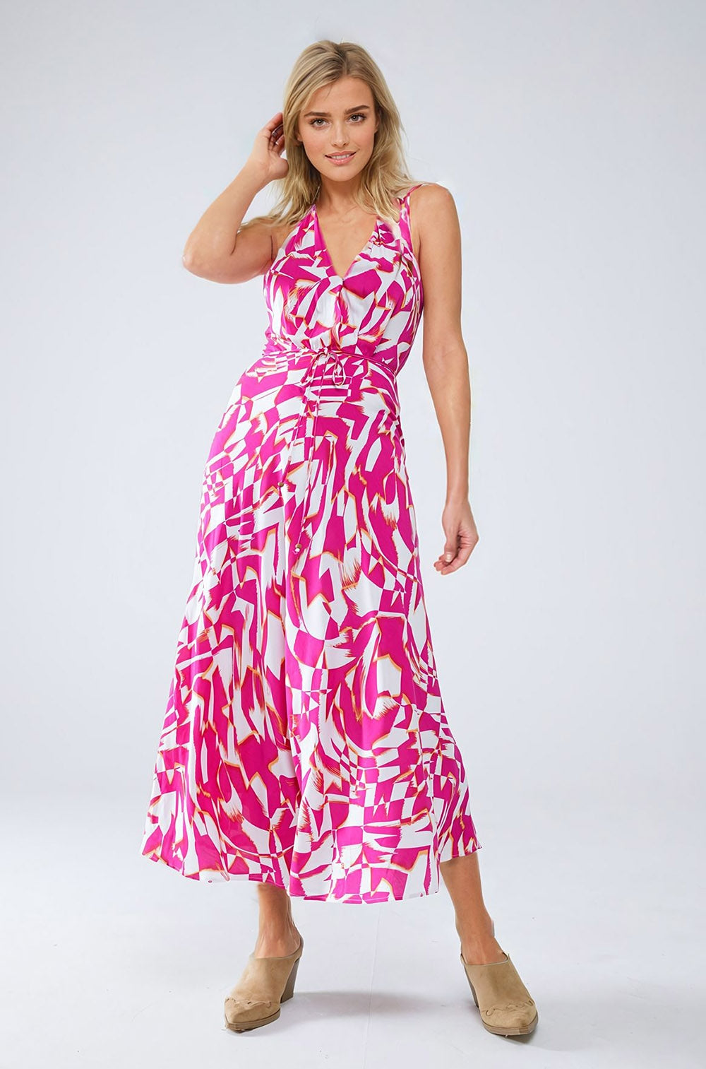 Vestido midi con cuello halter y cintura ceñida en estampado abstracto fucsia y blanco