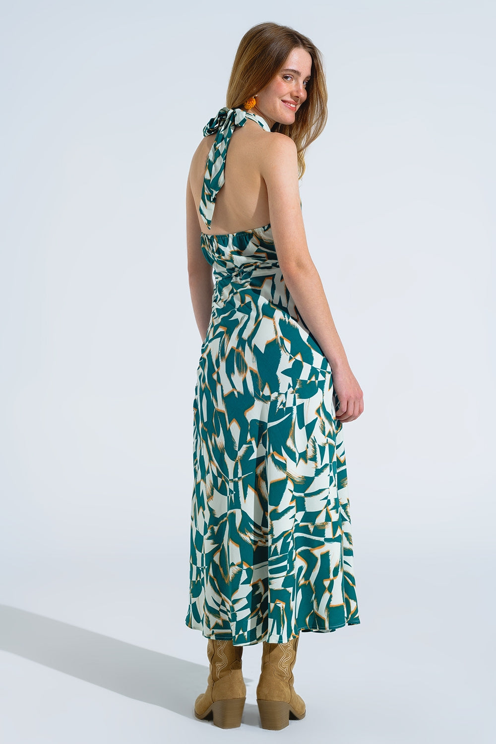 Vestido midi halter con cintura ceñida y estampado abstracto en verde y blanco