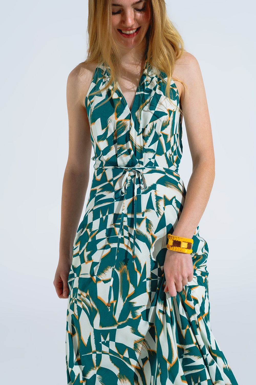 Vestido midi halter con cintura ceñida y estampado abstracto en verde y blanco