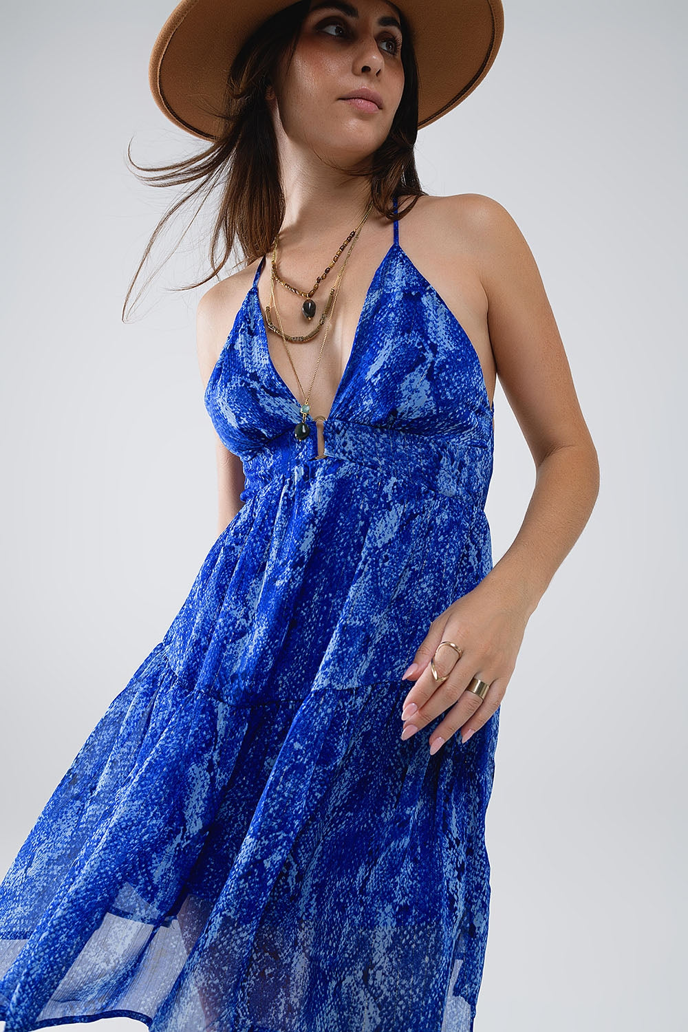 Vestido BabyDoll con espalda abierta y cuello halter en estampado de serpiente azul