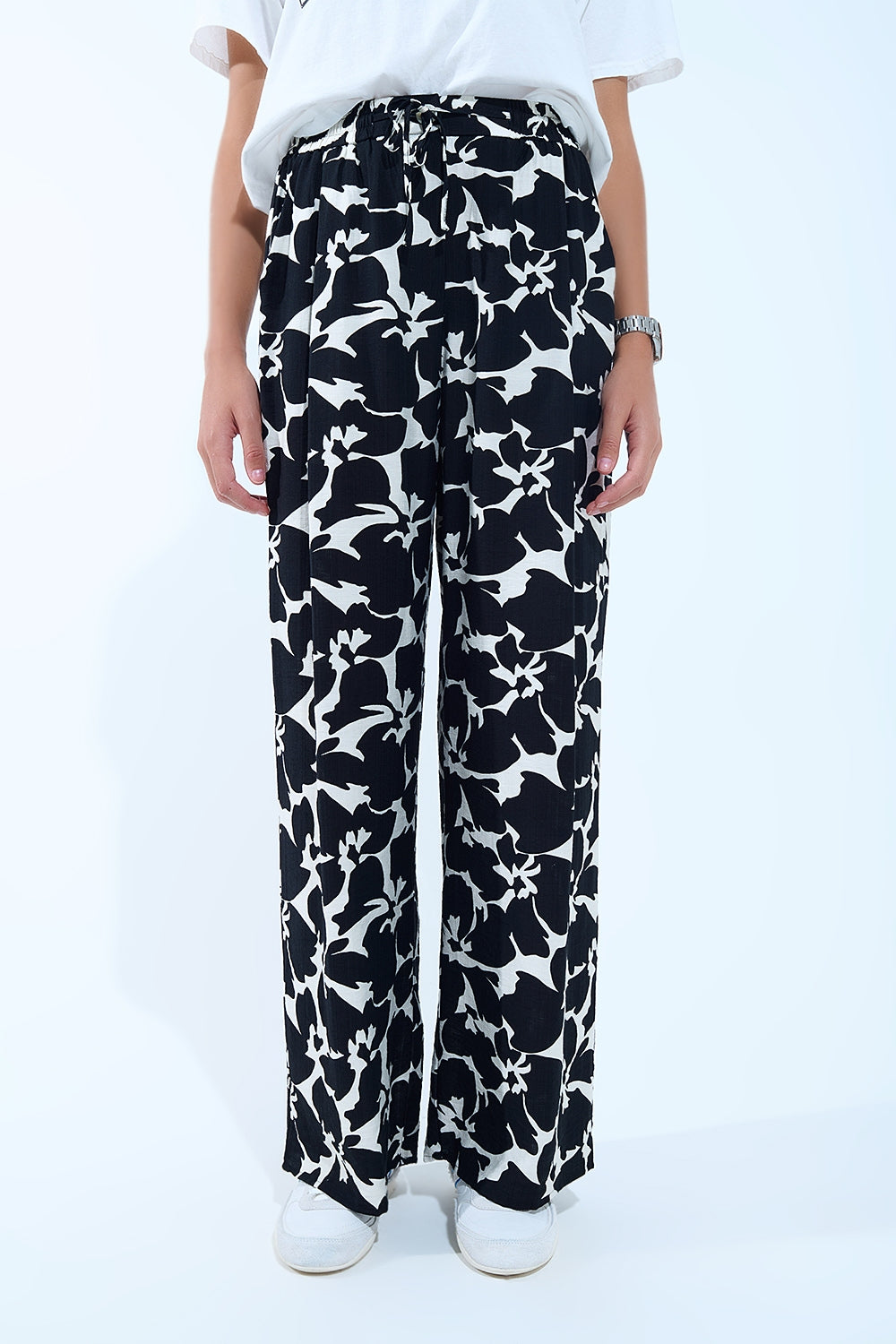 Q2 Hawaiian Floral Print Straight Pants in Black and White