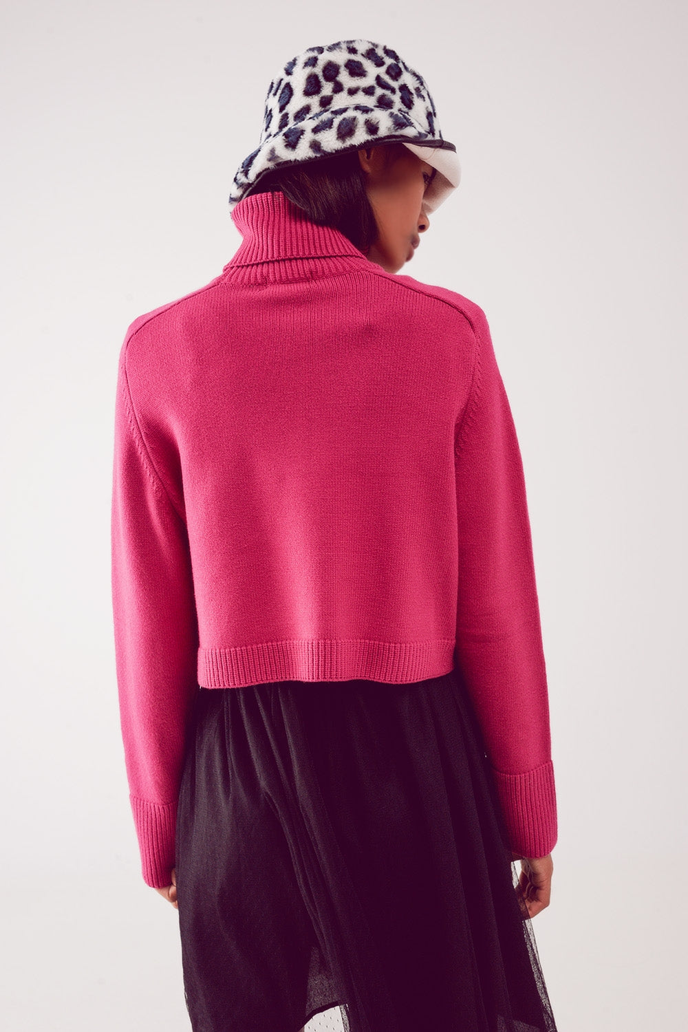 Jersey cropped de cuello alto en fucsia