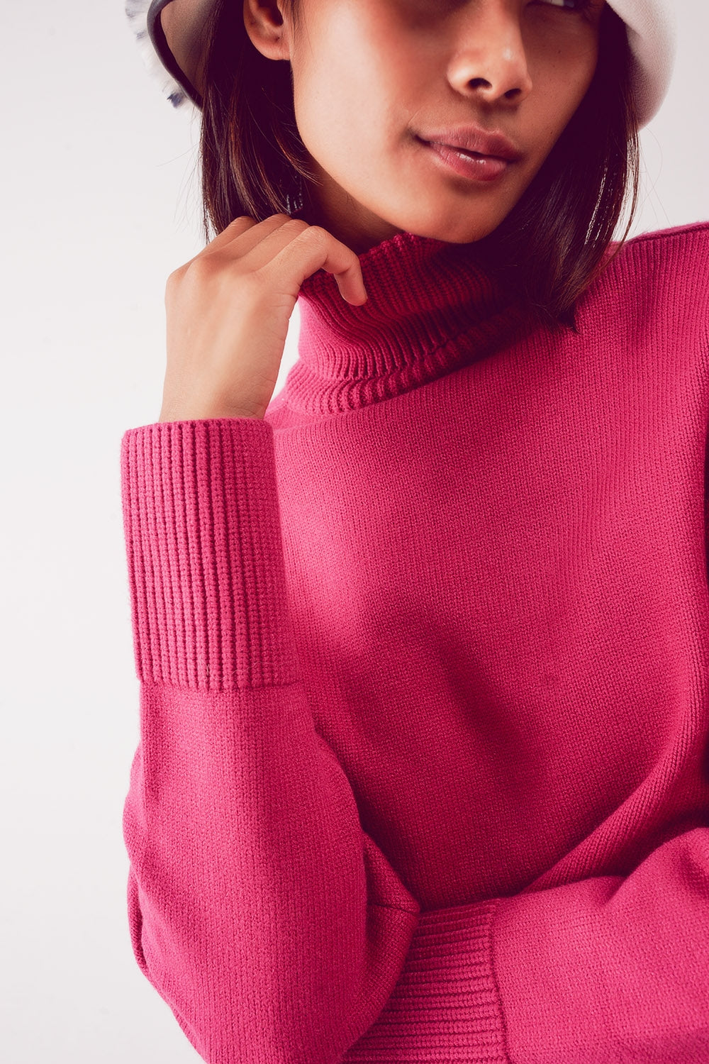 Jersey cropped de cuello alto en fucsia