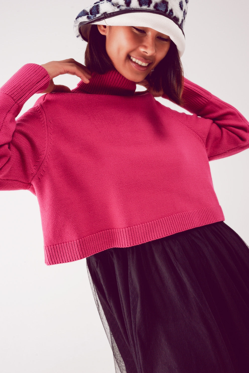 Jersey cropped de cuello alto en fucsia