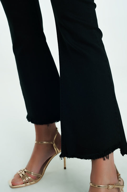 Vaqueros negros de campana con bajo sin rematar y tiro alto de