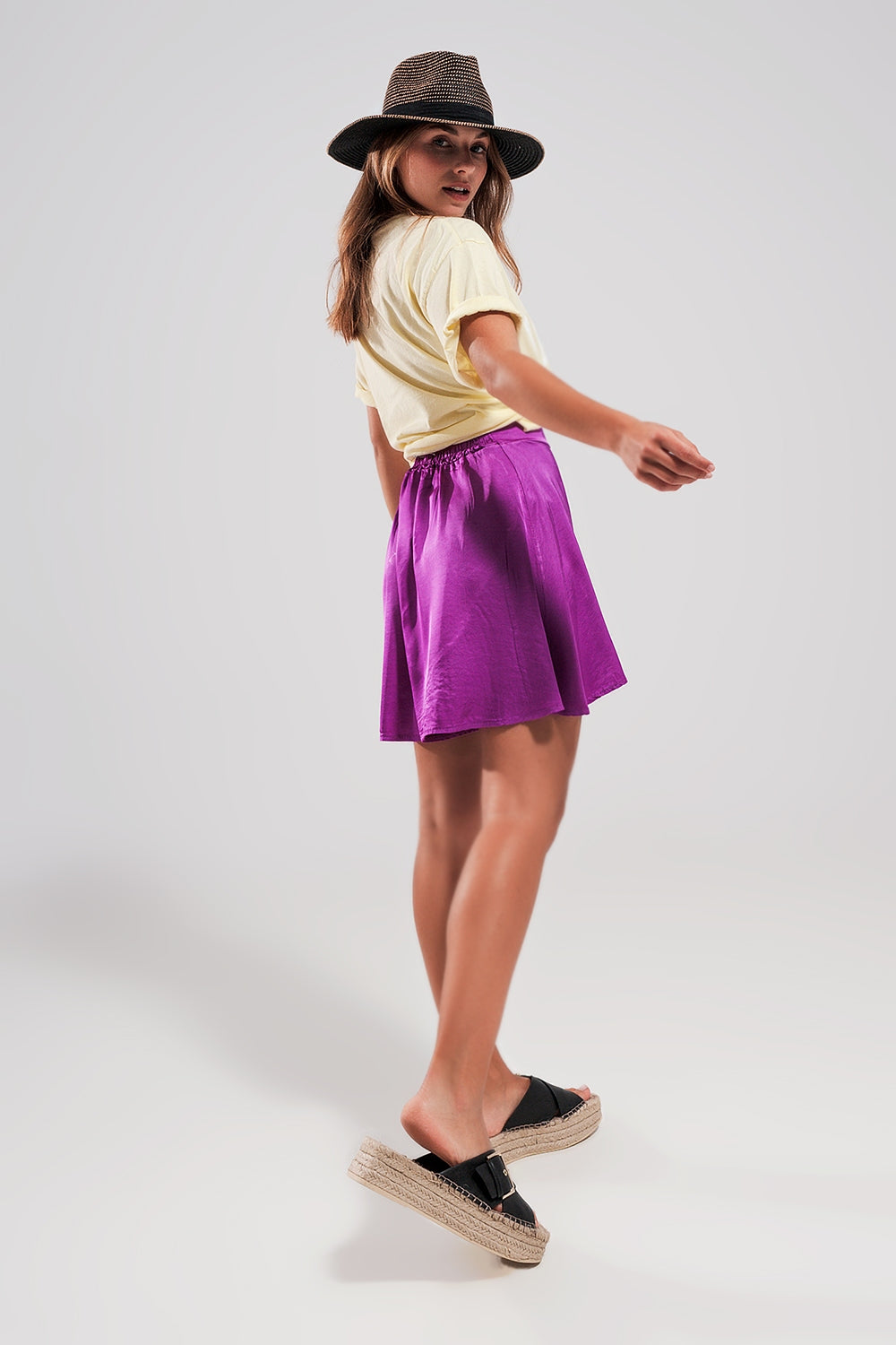 Shorts de raso de talle alto en violeta