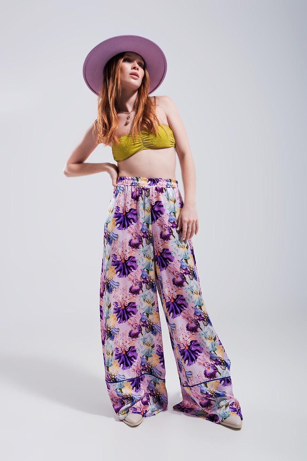 Pantalones de pernera ancha de satén de talle alto con estampado floral violeta