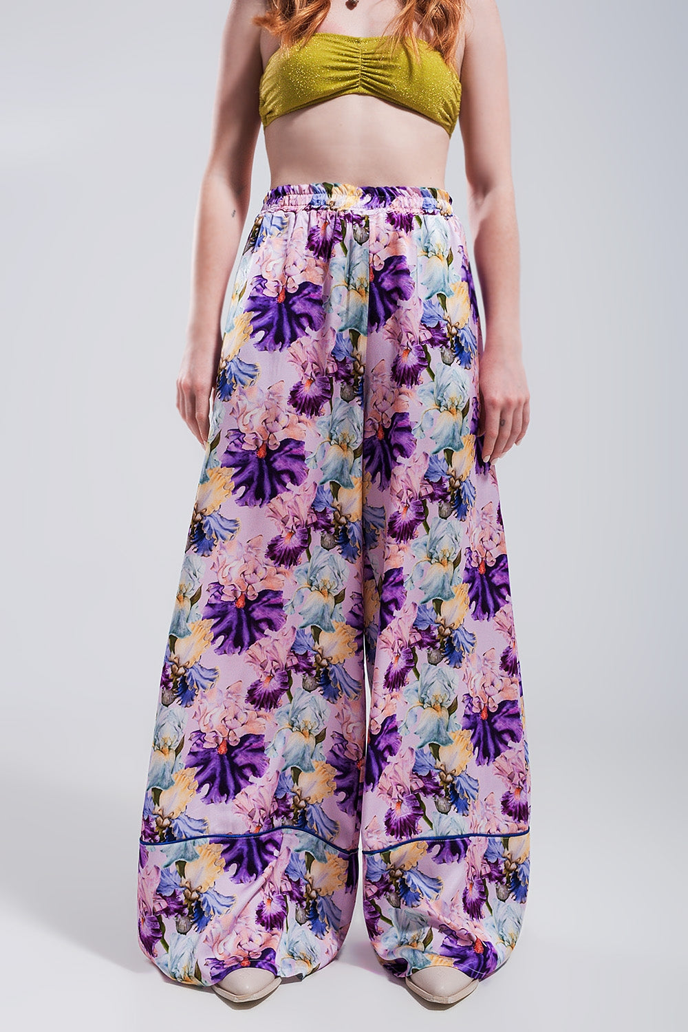 Pantalones de pernera ancha de satén de talle alto con estampado floral violeta