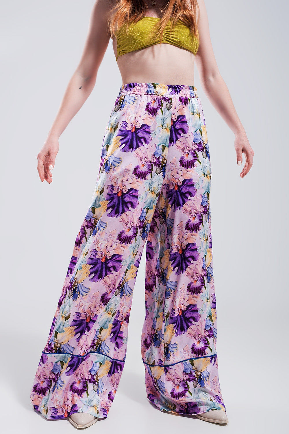 Pantalones de pernera ancha de satén de talle alto con estampado floral violeta