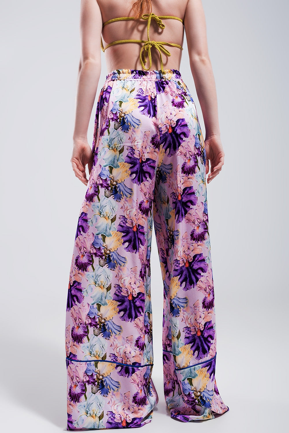 Pantalones de pernera ancha de satén de talle alto con estampado floral violeta