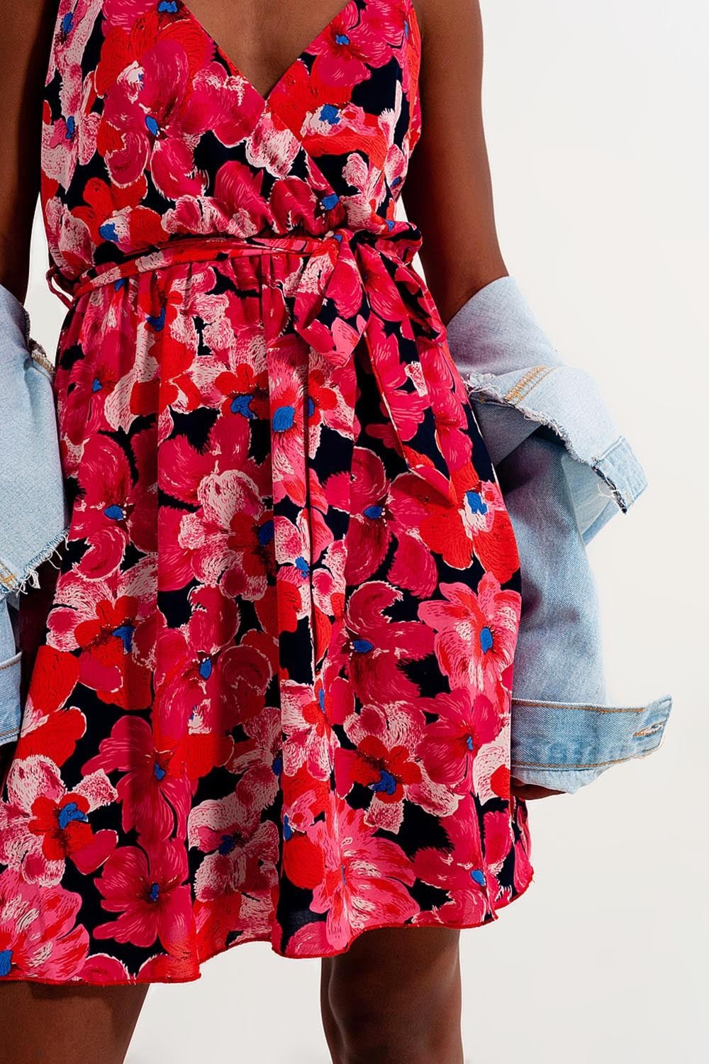 Vestido corto rosa con estampado floral y tirantes