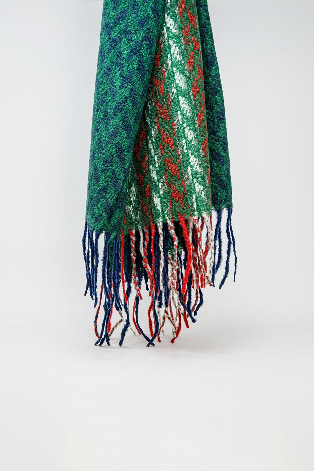 Q2 Houndstooth design Scarf in green and red