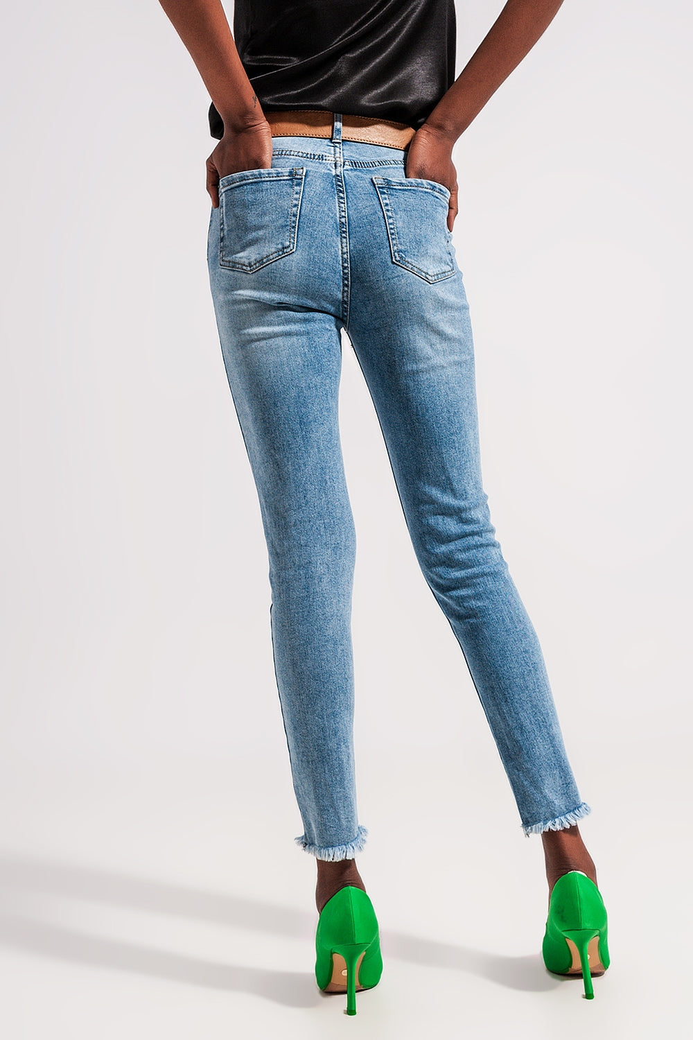 Jeans con bajo deshilachado en azul claro