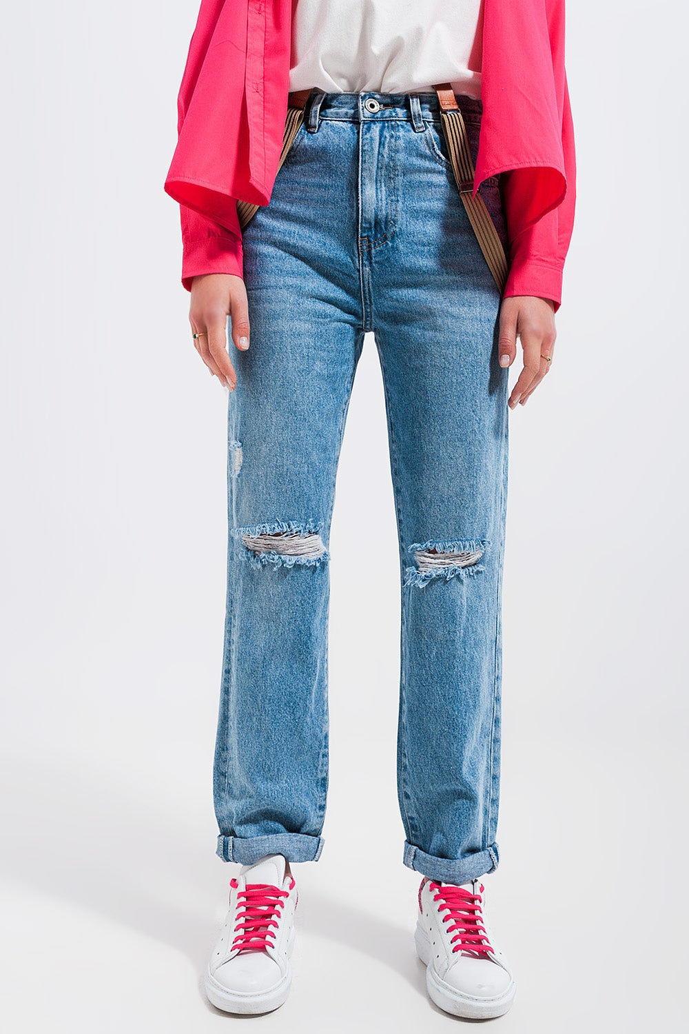 Q2 Knee rip jeans in light wash blue