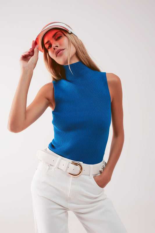 Top de punto con cuello alto en azul