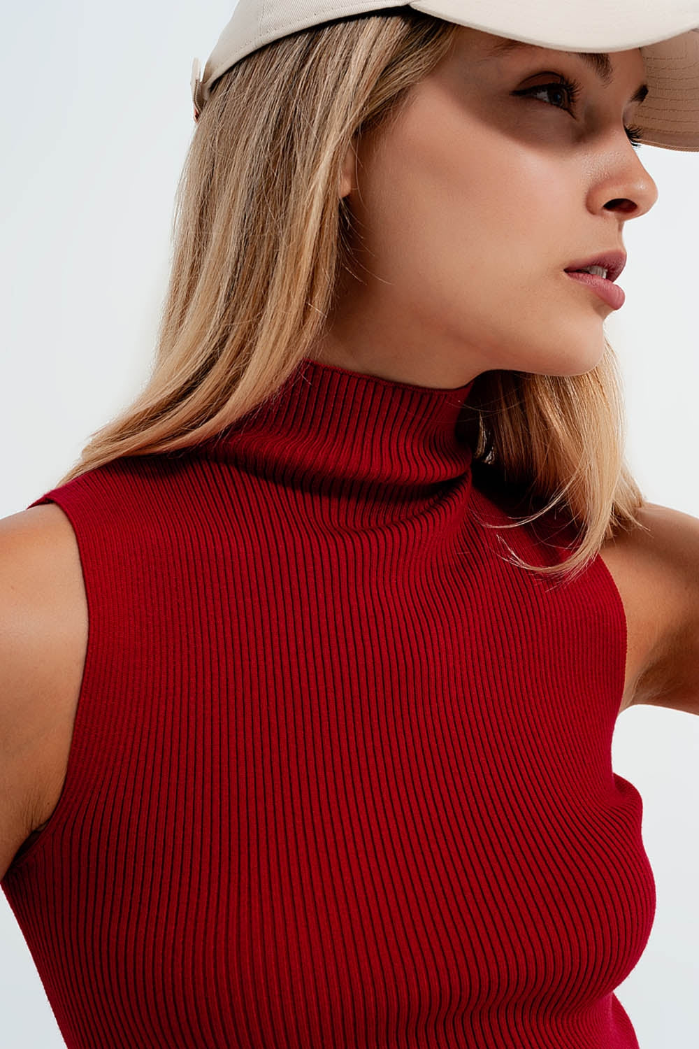 Q2 Knitted high neck top in red